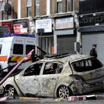 Un coche calcinado en las calles de Tottenham