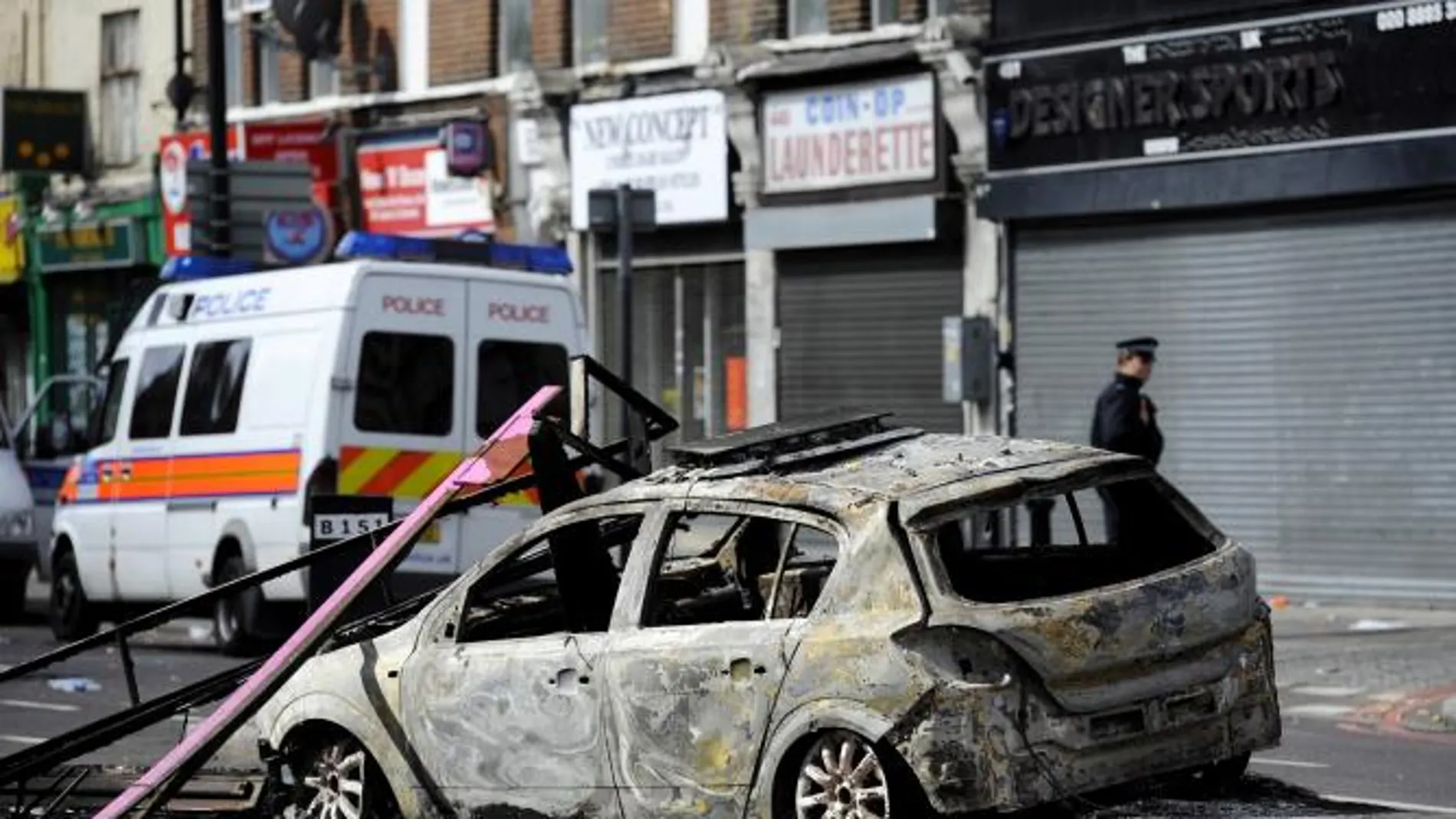 Un coche calcinado en las calles de Tottenham