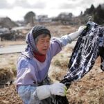 Una anciana recoge sus pertenencias en una de las zonas afectadas por la radiactividad