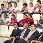 El conseller Font de Mora en un momento de la representación junto con alumnos valencianos
