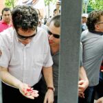 Los trabajadores intentaron cruzar la acera y cortaron la calle mientras los agentes les amenazaron con cargar contra ellos