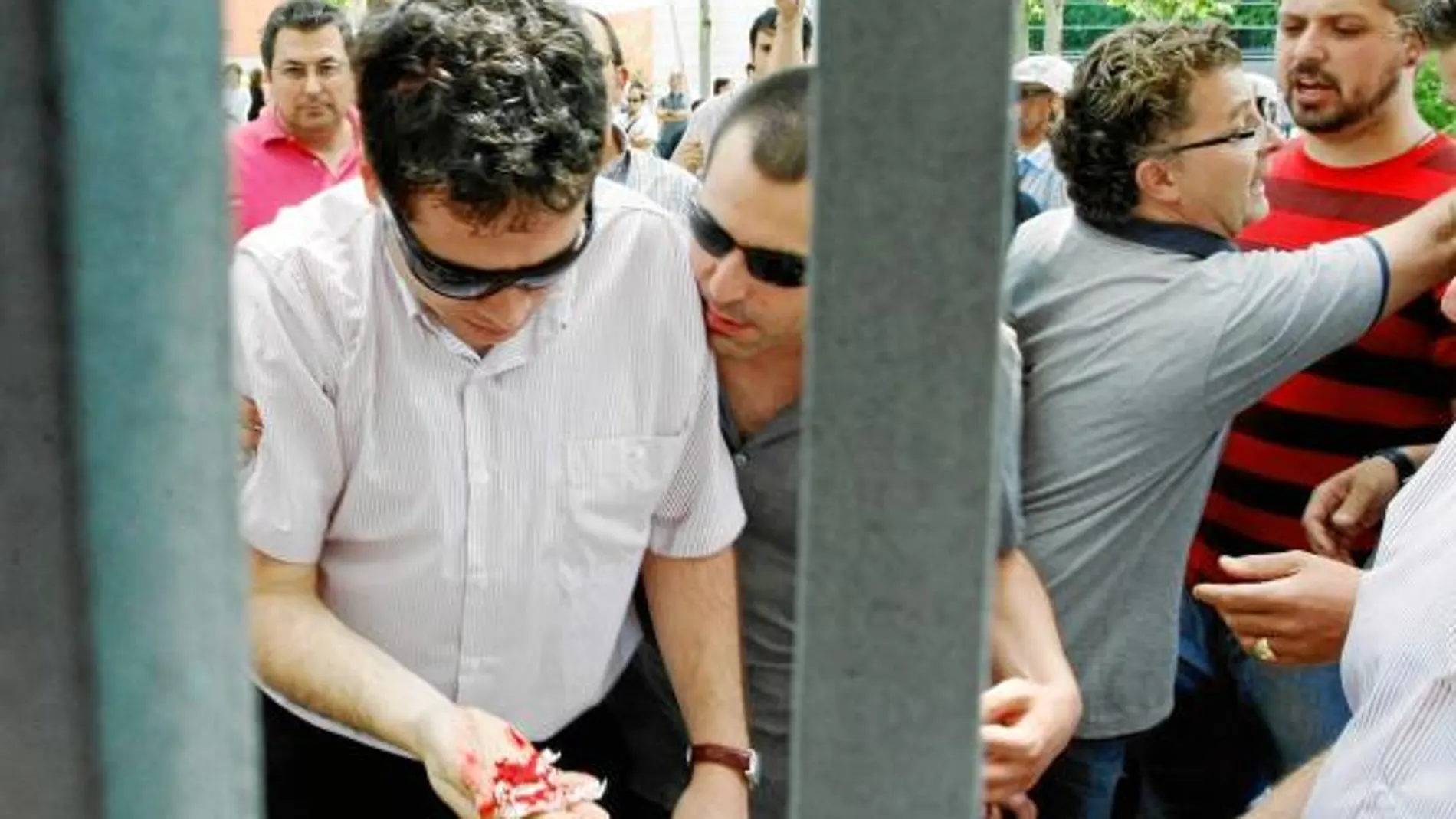Los trabajadores intentaron cruzar la acera y cortaron la calle mientras los agentes les amenazaron con cargar contra ellos
