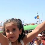Una niña celebra en la ciudad rebelde de Bengasi la orden de arresto