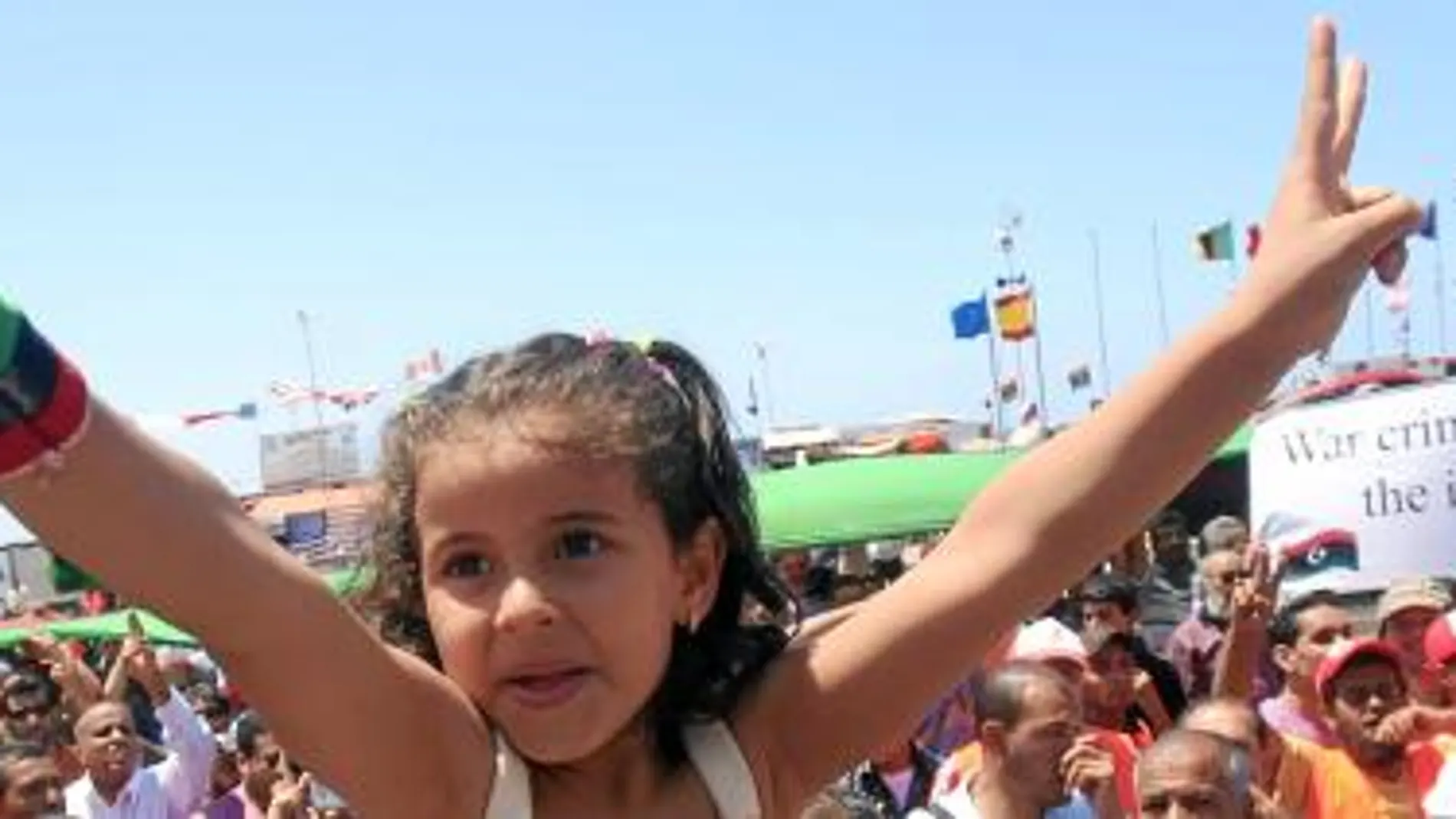Una niña celebra en la ciudad rebelde de Bengasi la orden de arresto