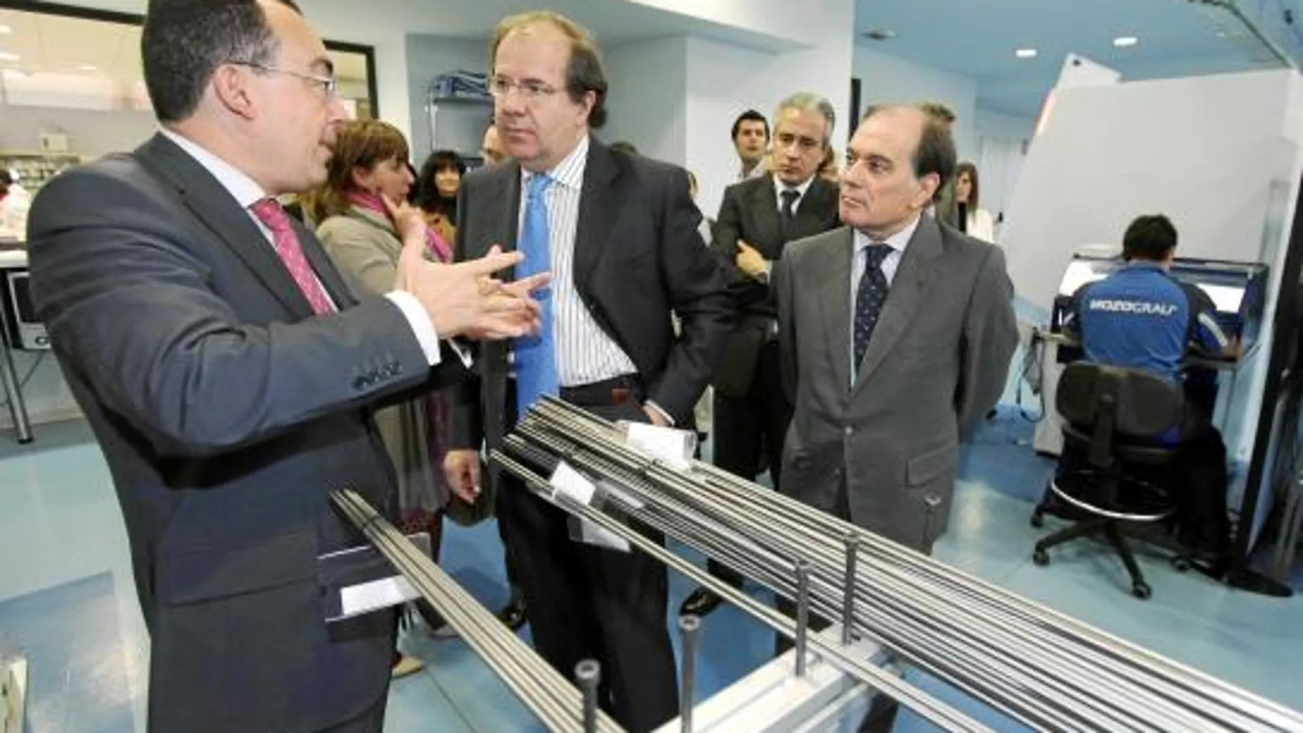 Herrera y Villanueva visitan las nuevas instalaciones de la empresa Mozo Grau en Valladolid
