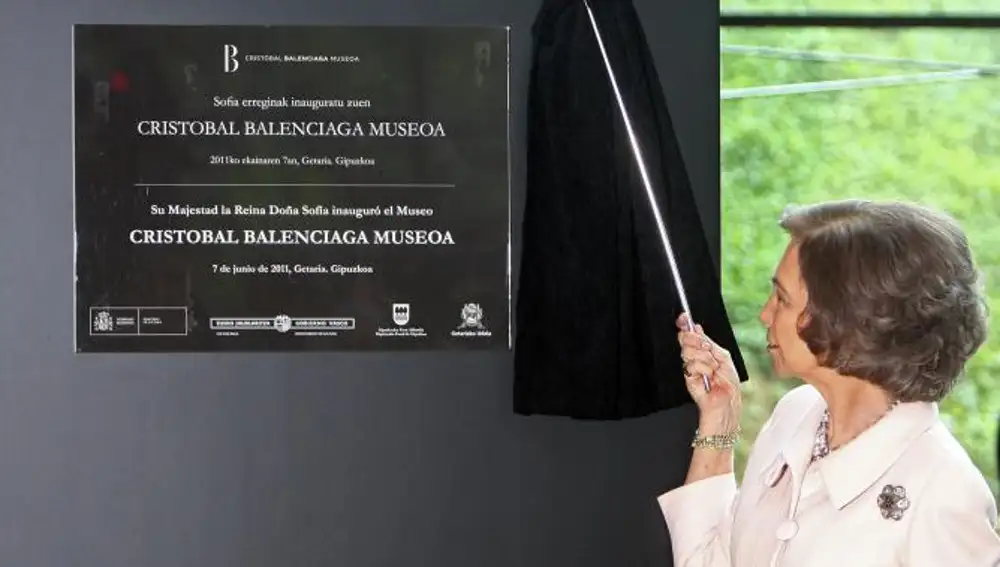 La Reina emérita inaugurando el museo de Balenciaga, el gran maestro de la alta costura, en 2011