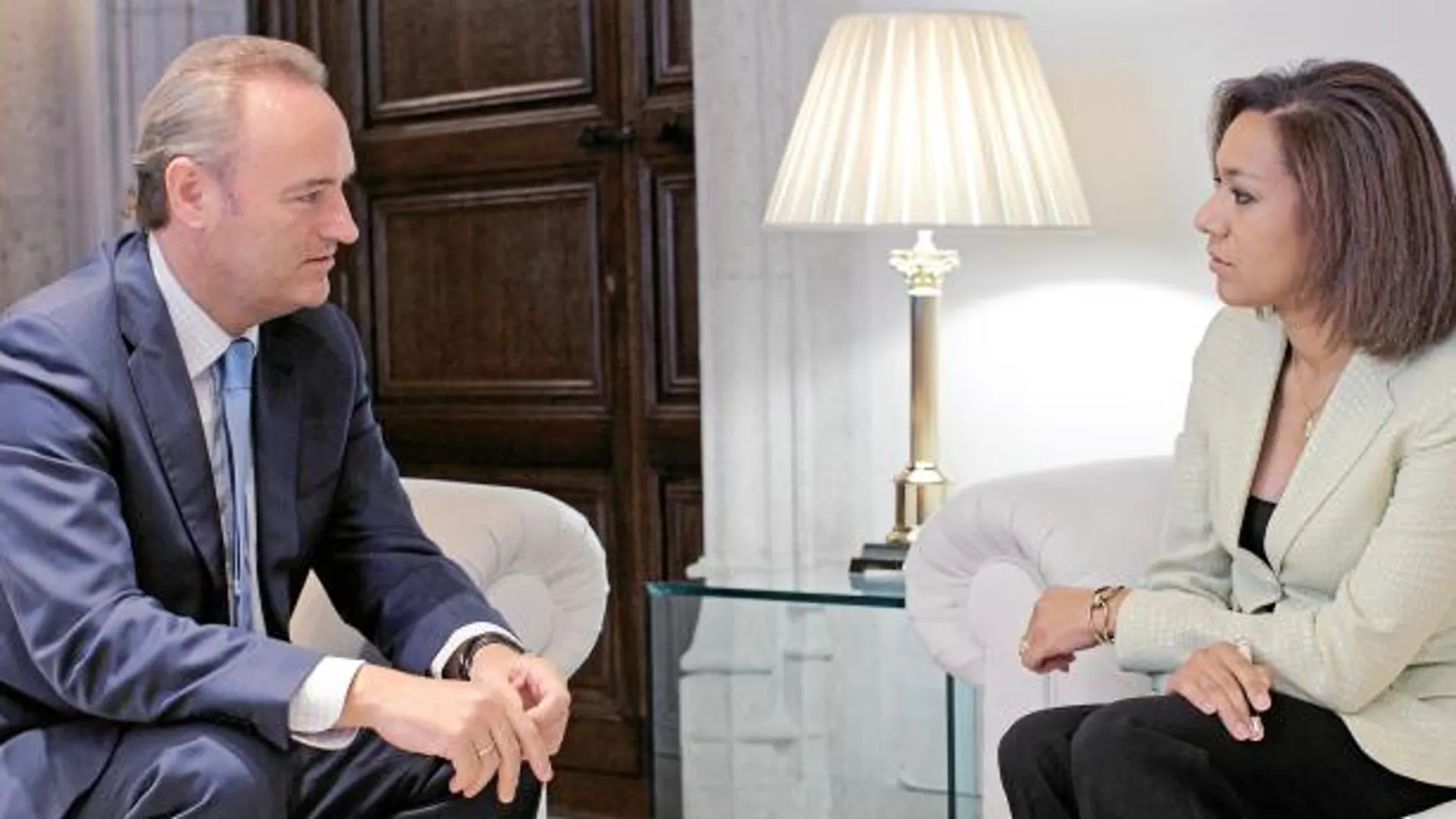 La consellera de Turismo, Lola Johnson, junto al presidente de la Generalitat, Alberto Fabra, tras la reunión