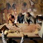 Extracción, en 2007, de la momia de Tutankamón de su sarcófago