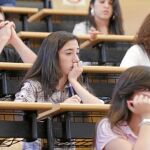 Una estudiante madrileña, ayer, ante el primer examen de la Selectividad