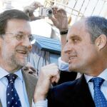 Mariano Rajoy acudió, ayer, a la «mascletà», donde arropó a Francisco Camps