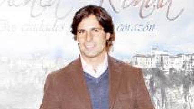 Francisco Rivera posa ante el stand conjunto de Cuenca y Ronda en Fitur