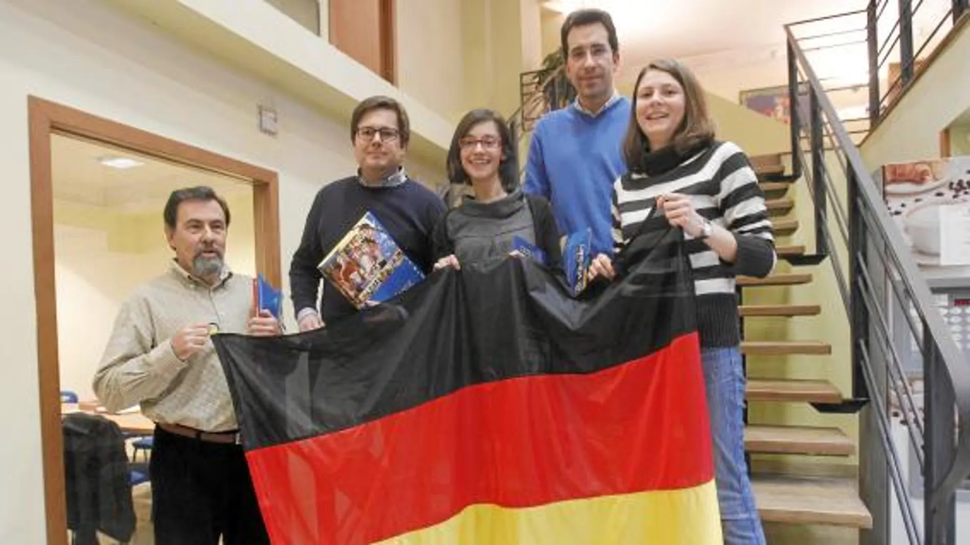 Estudiantes de alemán ayer, en la academia Enforex en Madrid. En el medio César y Carlos, ingenieros