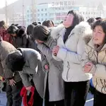 Un grupo de niños norcoreanos llora la muerte de Kim Jong Il en Pyongyang