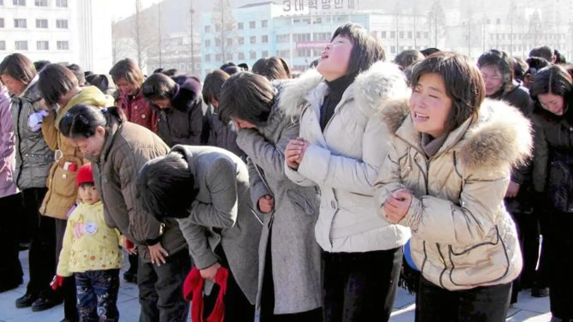 Un grupo de niños norcoreanos llora la muerte de Kim Jong Il en Pyongyang
