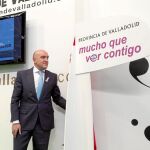 El presidente de la Diputación de Valladolid, Jesús Julio Carnero, muestra el nuevo eslogan de la provincia «Mucho que ver contigo»