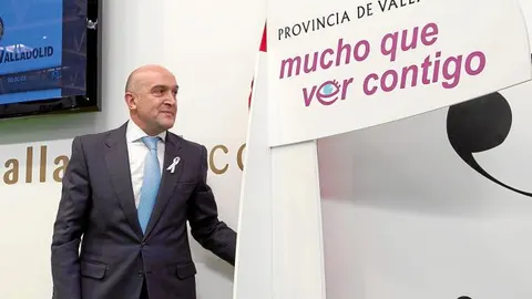 El presidente de la Diputación de Valladolid, Jesús Julio Carnero, muestra el nuevo eslogan de la provincia «Mucho que ver contigo»