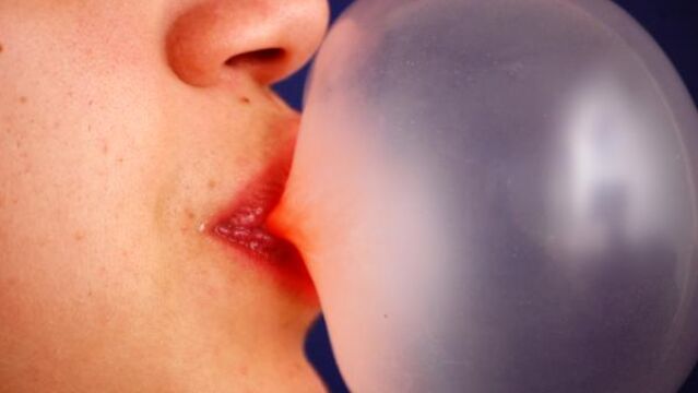 Mujer mascando chicle