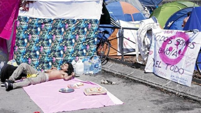 Tras tres semanas de acampada en plaza de Catalunya, los indignados quieren «descentralizar» el movimientos hacia otras plazas catalanas