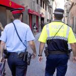 Las patrullas mixtas han intensificado este verano su presencia en las fiestas de Gràcia y Sants