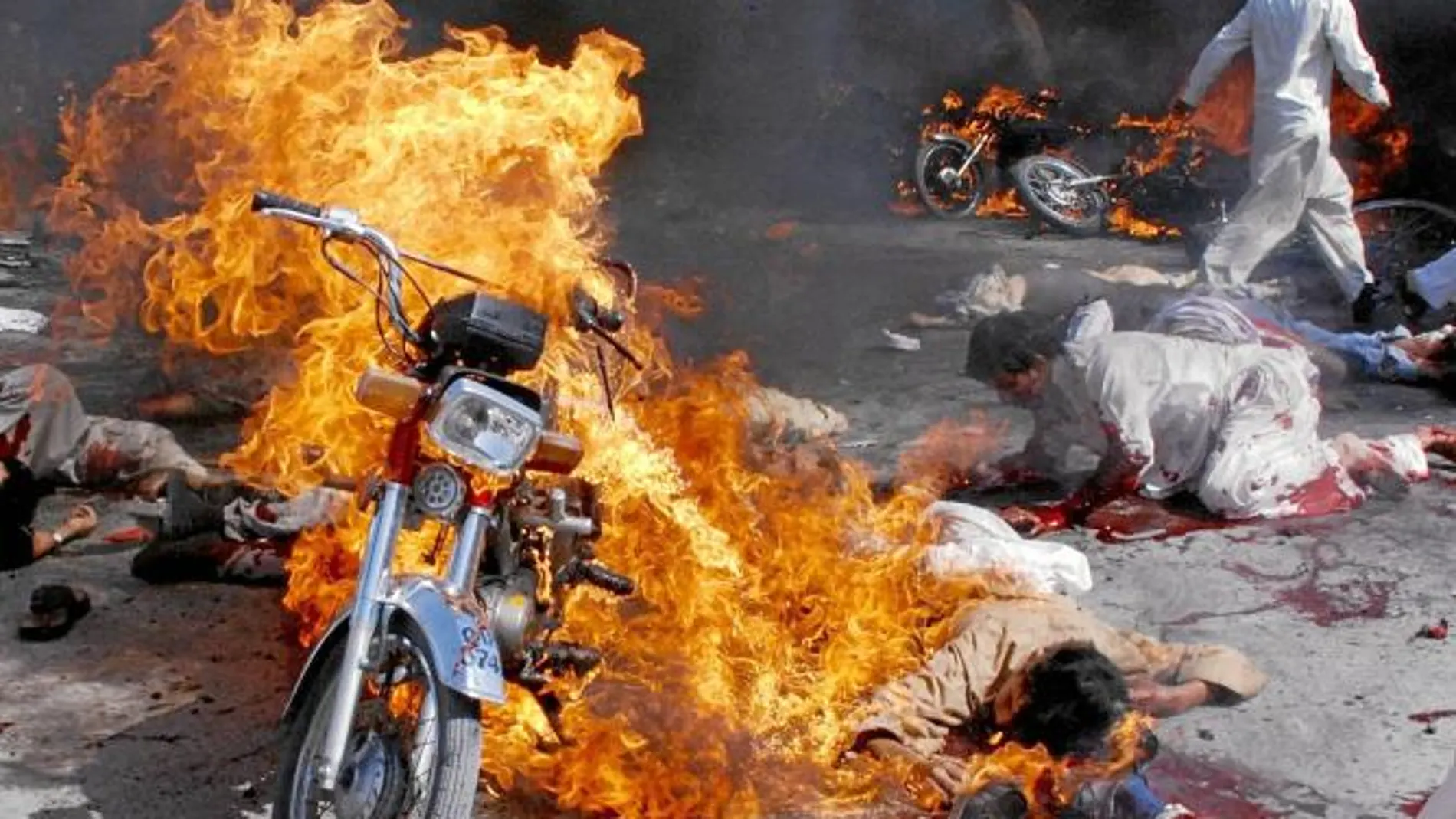 Varias personas heridas en el suelo después de un atentado terrorista en la localidad paquistaní de Quetta, en 2010