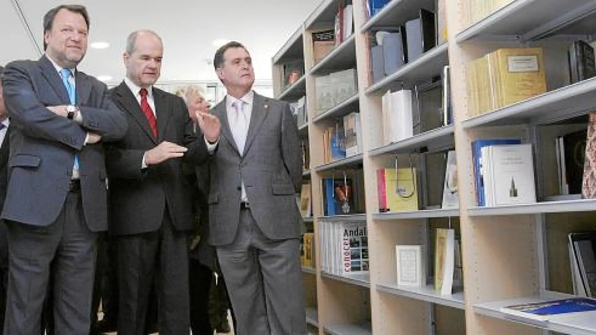 Alfredo Sánchez Monteseirín, Manuel Chaves y Joaquín Luque, durante la inauguración de la biblioteca Felipe González, ubicada en Torneo