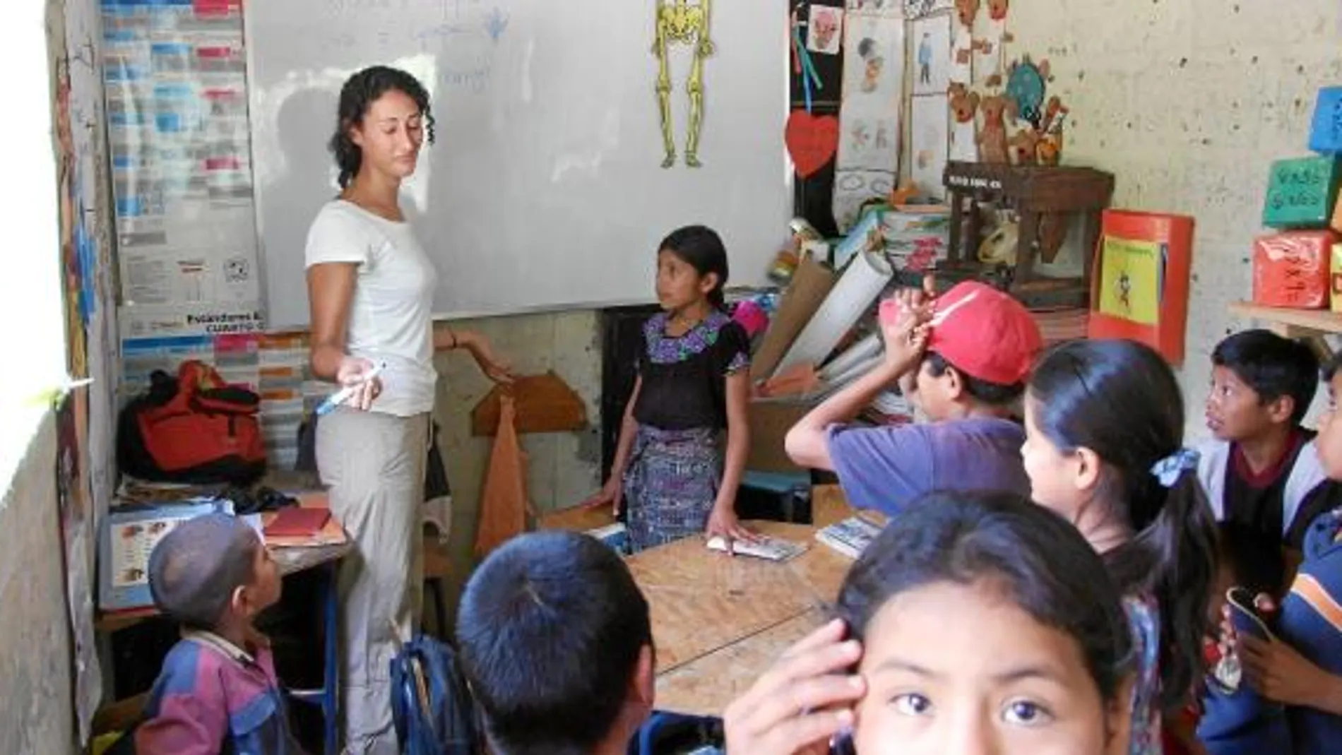 Cristina, una voluntaria española, enseña inglés a unos niños durante el verano de 2010 en Guatemala.