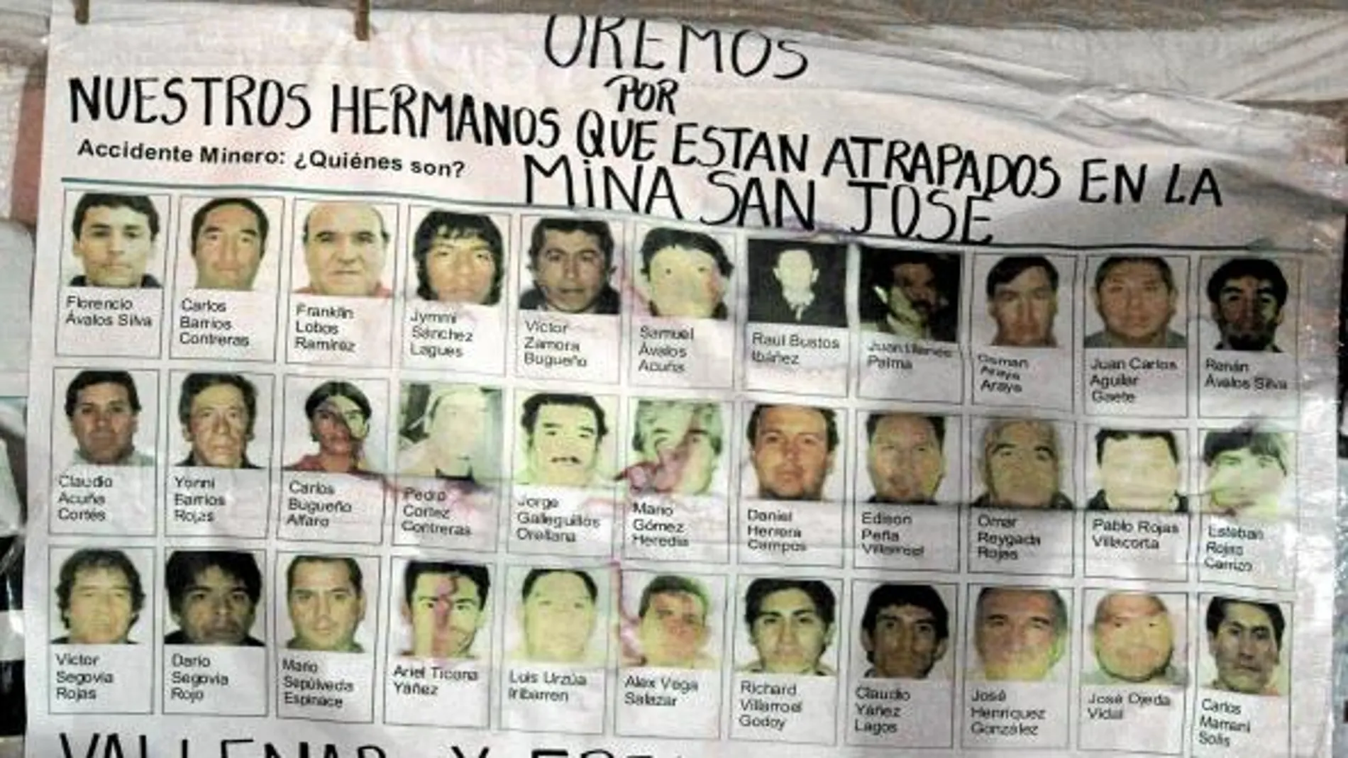 Un póster realizado por los familiares de los mineros muestra las imágenes de los 33 trabajadores atrapados
