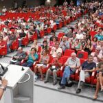 Los representantes de CC OO en la enseñanza secundaria convocaron ayer una nueva huelga contra la que se manifestó el sindicato UGT