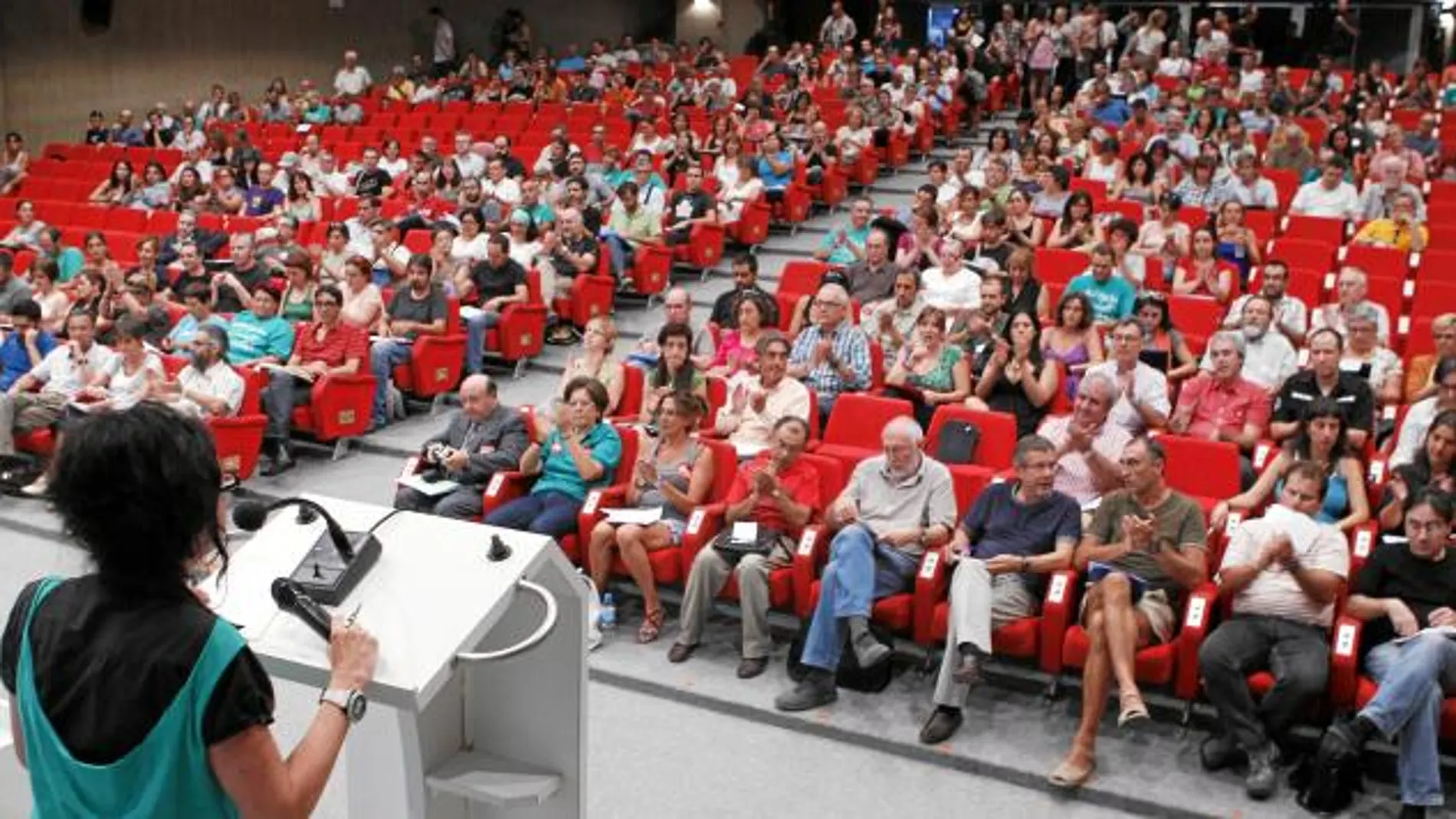 Los representantes de CC OO en la enseñanza secundaria convocaron ayer una nueva huelga contra la que se manifestó el sindicato UGT