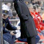José Mourinho, durante el encuentro del partido de ayer en el Vicente Calderón, apoyado en el banquillo visitante, serio, muy serio