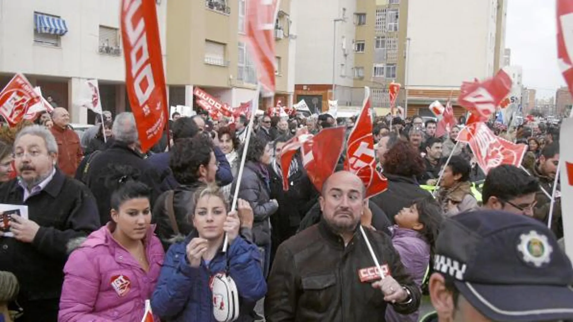 Un grupo de los manifestantes que se agolparon ayer en las inmediaciones de la Asamblea para protestar contra el Gobierno
