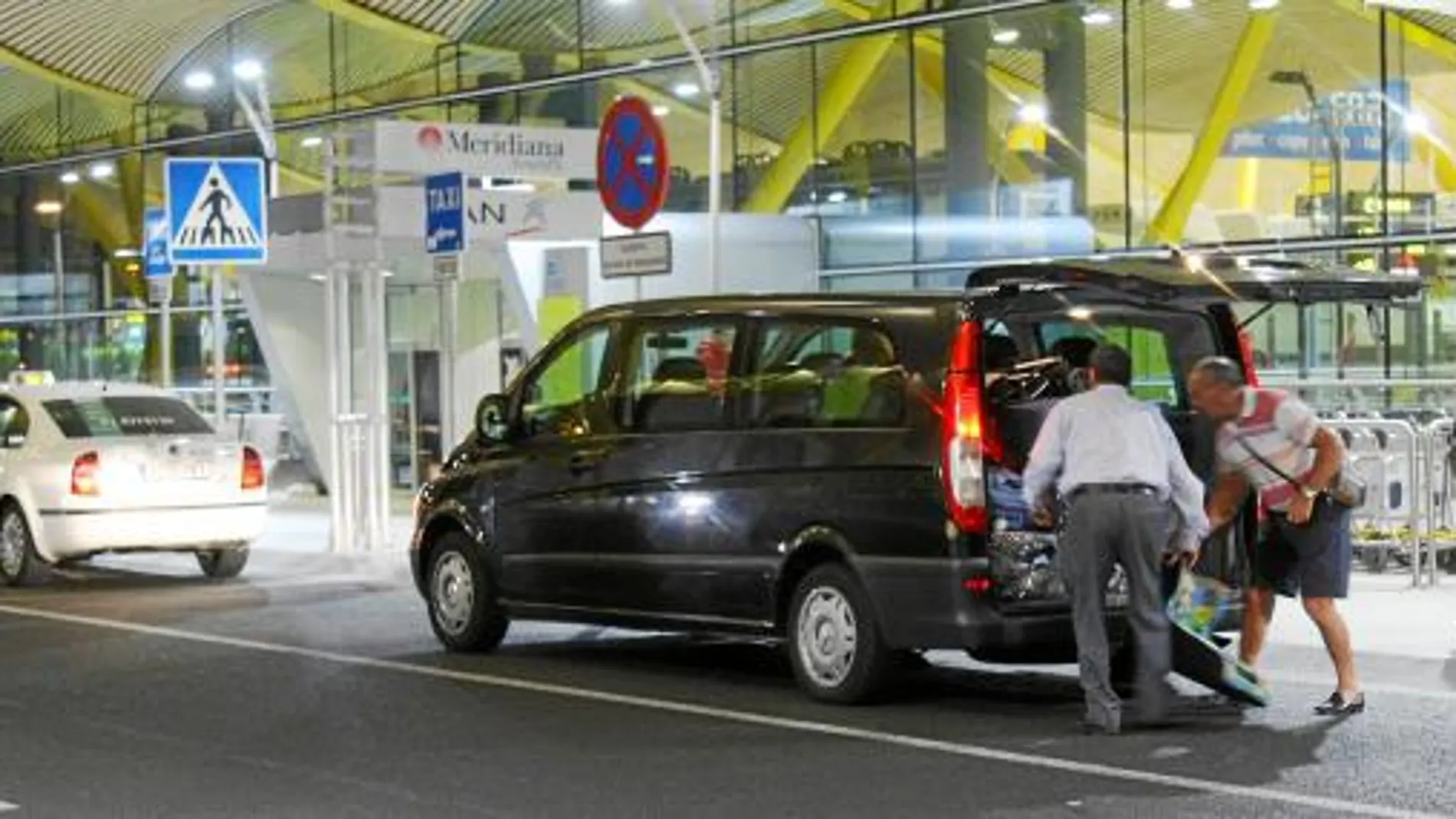 Los taxistas ilegales captan a sus pasajeros en el aeropuerto