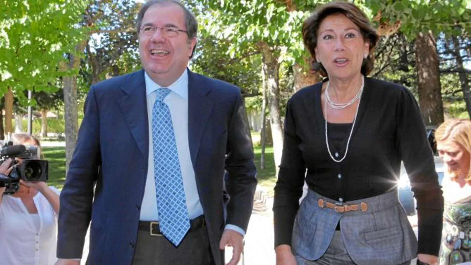 El presidente Juan Vicente Herrera junto a la vicepresidenta del Banco Europeo de Inversiones, Magdalena Álvarez