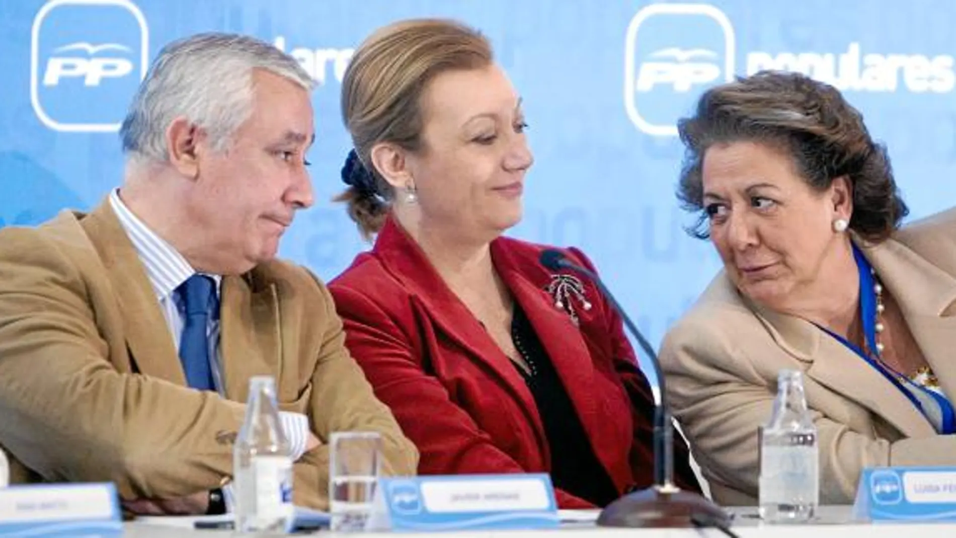 Javier Arenas, ayer, con Luisa Fernanda Rudi y Rita Barberá, en la reunión intermunicipal del PP
