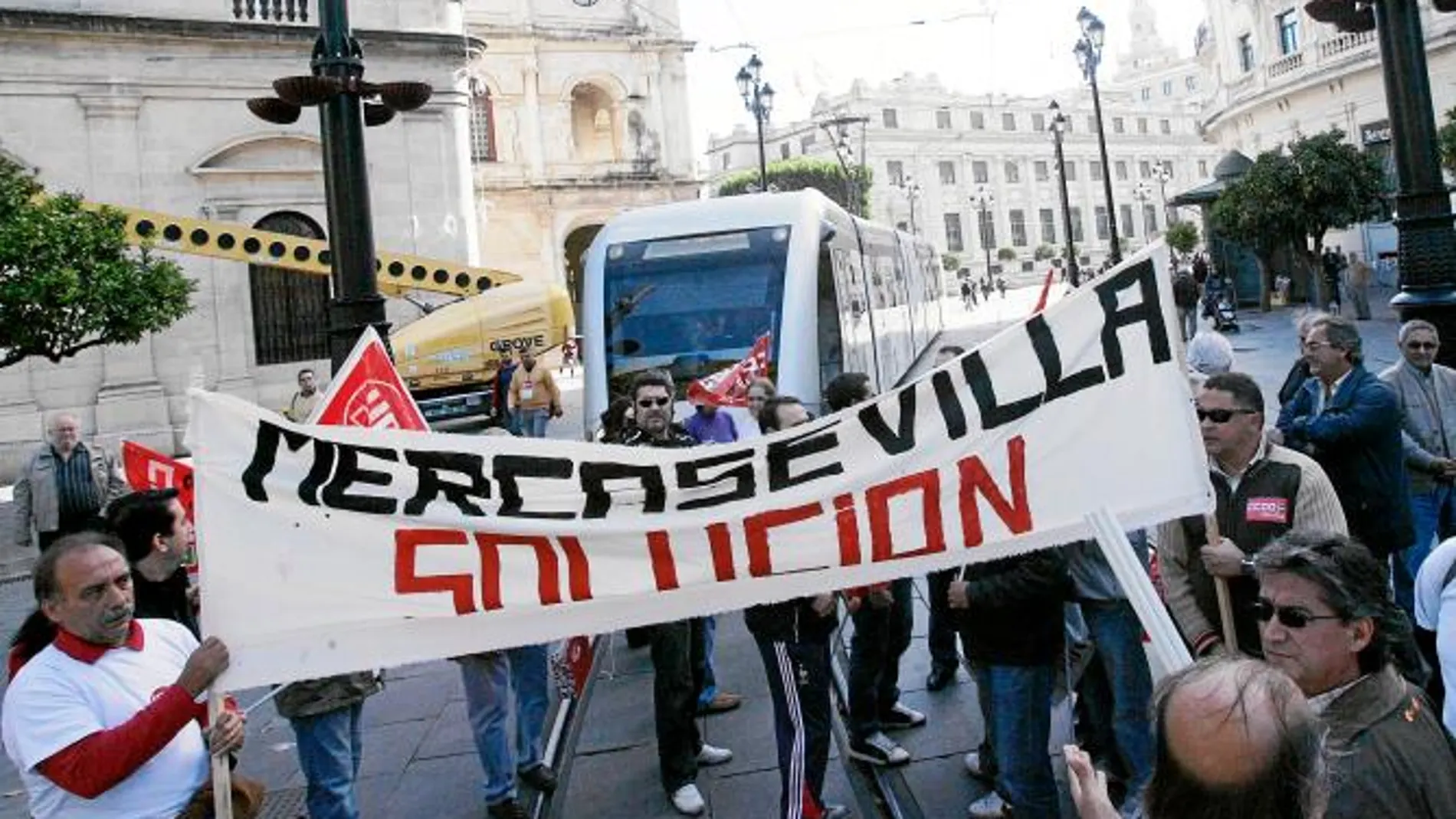 Imagen de una de las manifestaciones de los trabajadores de Mercasevilla afectados por el expediente de regulación de empleo de 2007