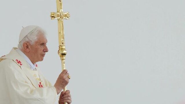 El papa Benedicto XVI oficia una misa multitudinaria en el hipódromo de Zagreg