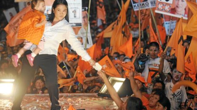 La hija de Fujimori, Keiko, con su pequeña Kaori, durante su mitin de cierre de campaña en el distrito de San Juan de Lurigancho, el más poblado del país