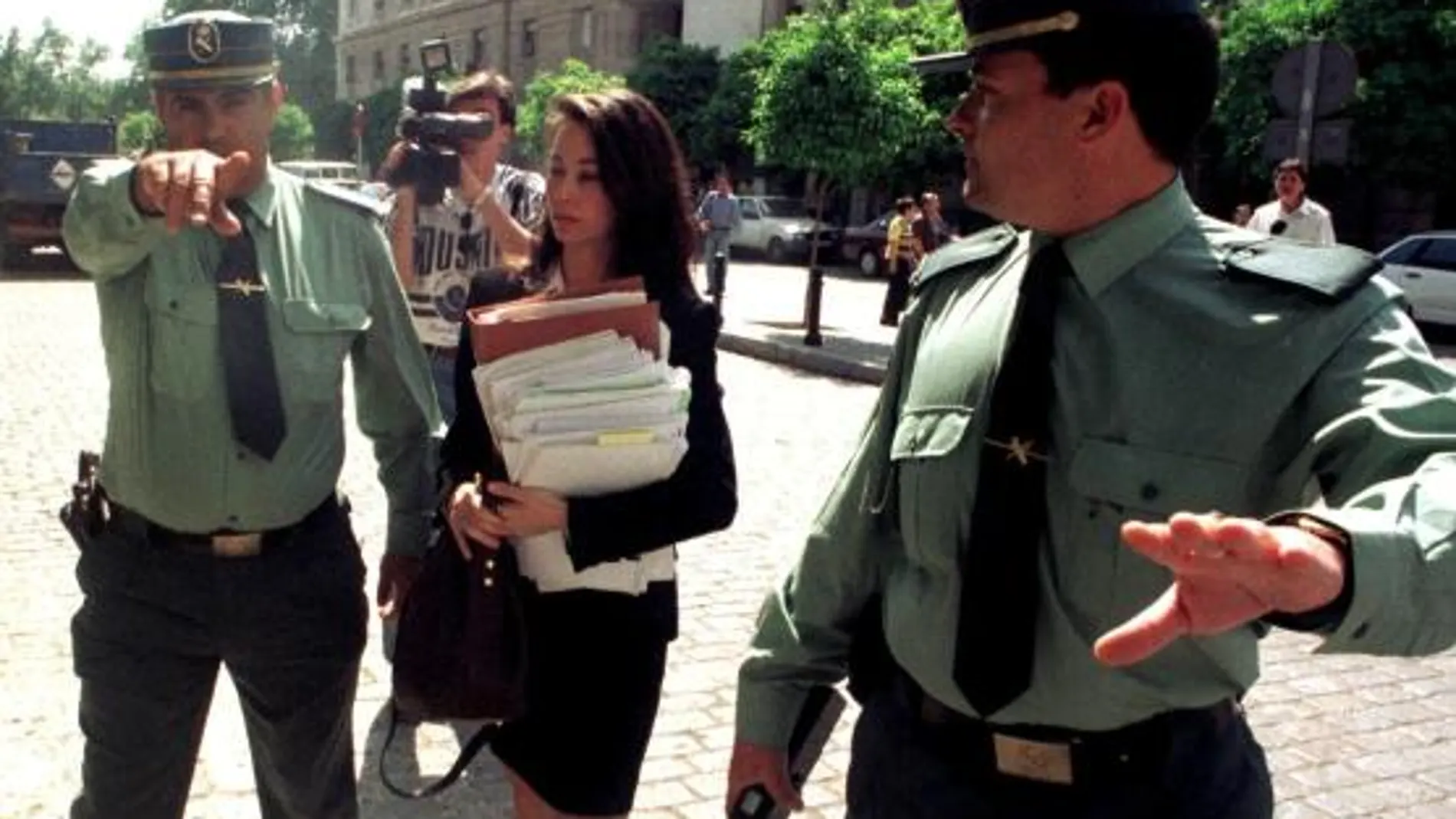 La juez Mercedes Alaya, instructora del caso, con dos guardias civiles