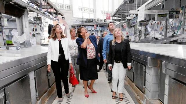 La alcaldesa de Valencia, la delegada del Gobierno y la concejala de Comercio visitaron las obras del Mercado