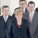 ES MALO COPIAR, PERO PEOR ES ROBAR Angela Merkel no pudo evitar que Guttenberg (derecha) dejase el ministerio de Defensa. El nuevo titular es Thomas de Maiziere (izquierda)