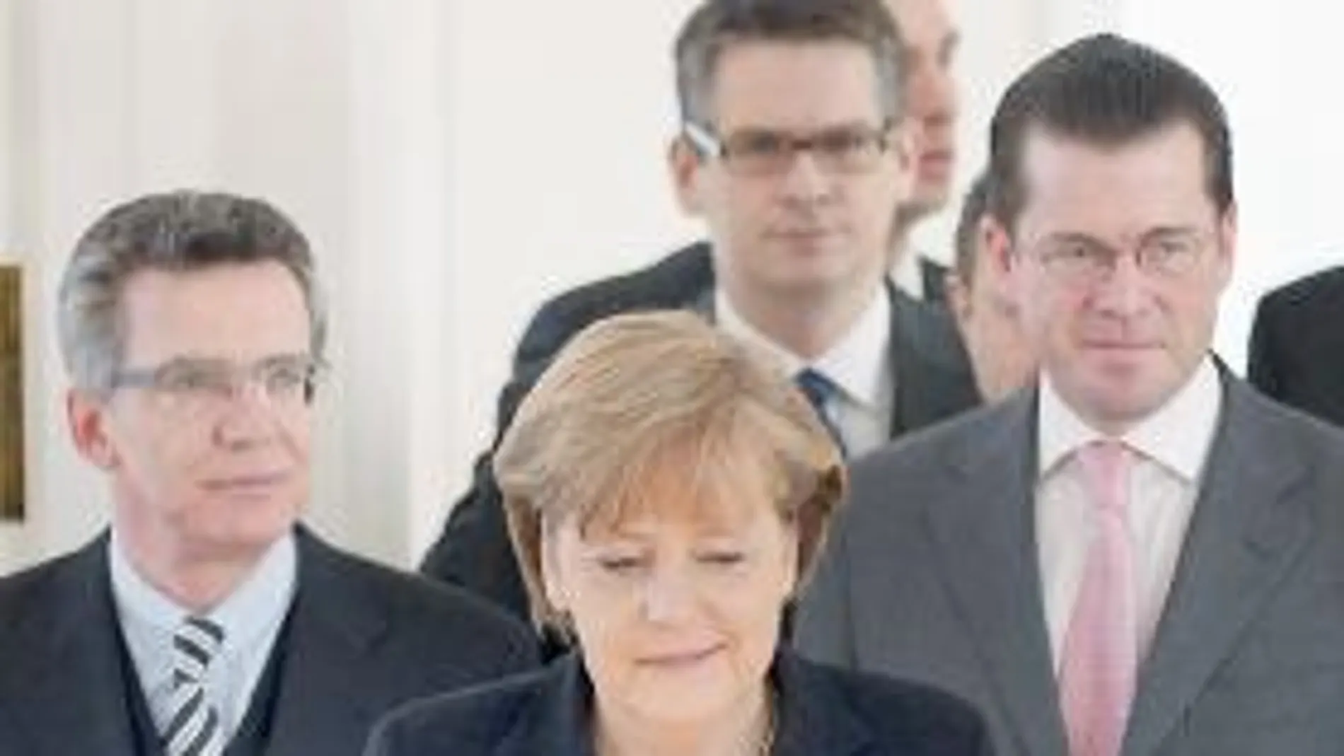 ES MALO COPIAR, PERO PEOR ES ROBAR Angela Merkel no pudo evitar que Guttenberg (derecha) dejase el ministerio de Defensa. El nuevo titular es Thomas de Maiziere (izquierda)