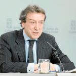 El consejero de la Presidencia y portavoz, José Antonio De Santiago-Juárez, explica los acuerdos del Consejo