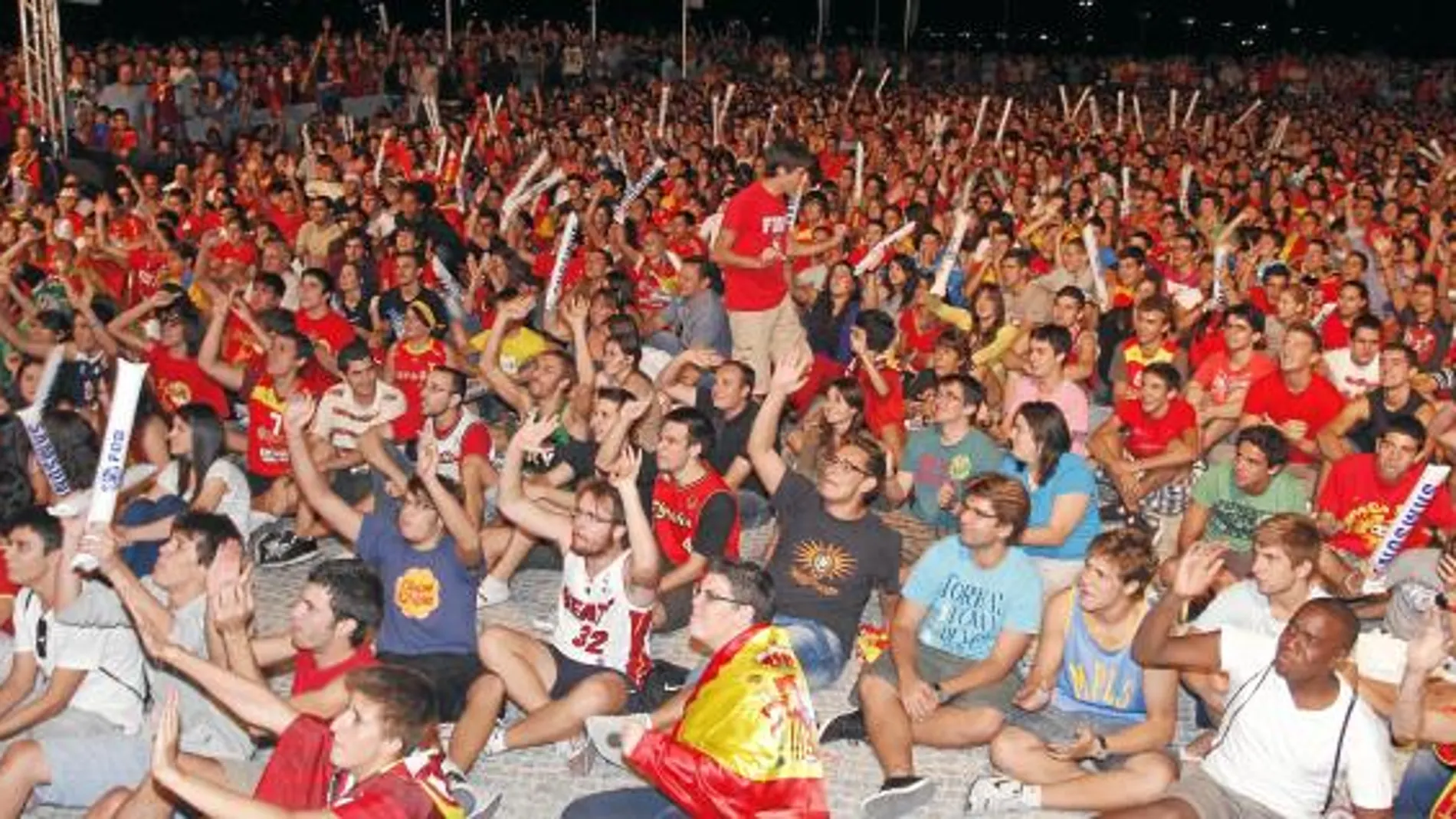 UNOS 2.000 seguidores presenciaron el partido en la explanada del Puente del Rey