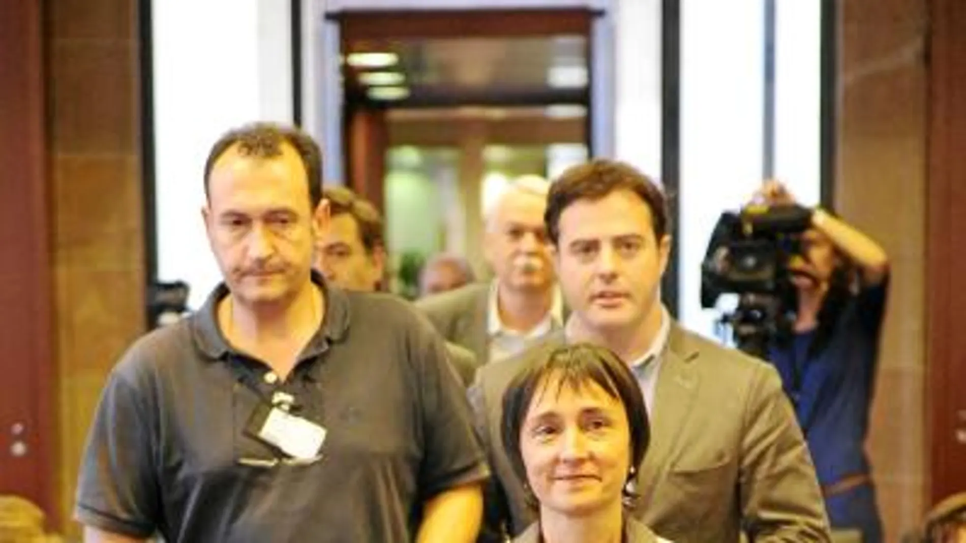 Los dos representantes de Bildu, Mariano Álava y Lorrena López de Lacalle, acompañados por el diputado de SI, Uriel Bertran