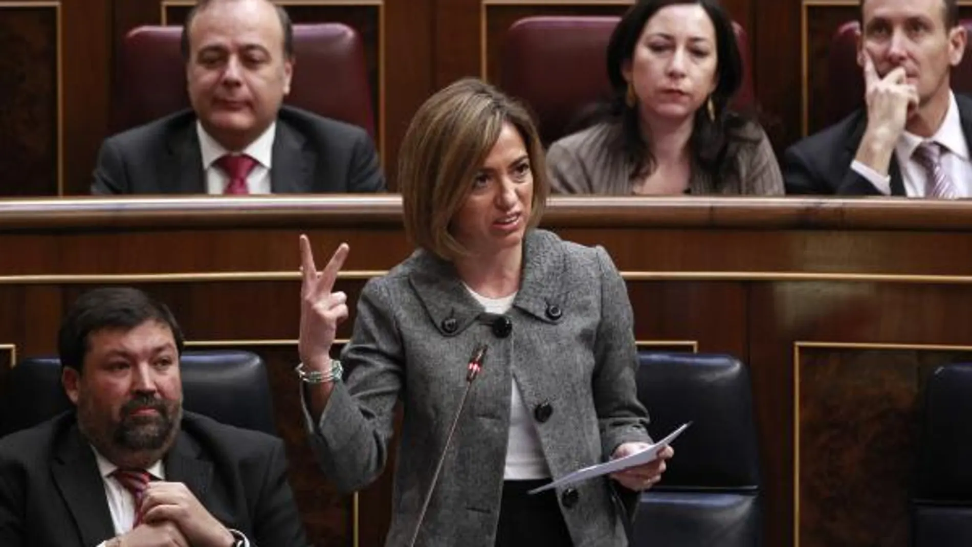 La ministra de Defensa, Carme Chacón, en una de sus intervenciones durante la sesión de control del pleno del Congreso de los Diputados.