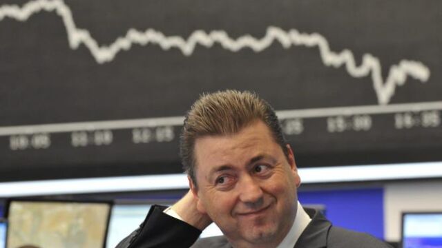 Un analista del DAX hoy con el gráfico del índice detrás