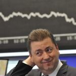 Un analista del DAX hoy con el gráfico del índice detrás