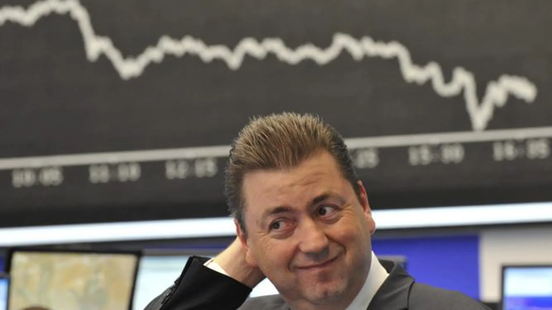 Un analista del DAX hoy con el gráfico del índice detrás