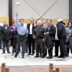 Miguel Alejo juega al bolo leonés tras inaugurar el nuevo recinto de Boñar