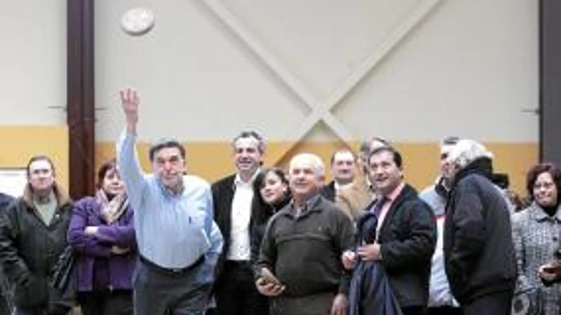 Miguel Alejo juega al bolo leonés tras inaugurar el nuevo recinto de Boñar